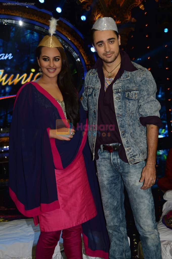 Imran Khan, Sonakshi Sinha on the sets of Indian Idol Junior Eid Special in Mumbai on 4th Aug 2013