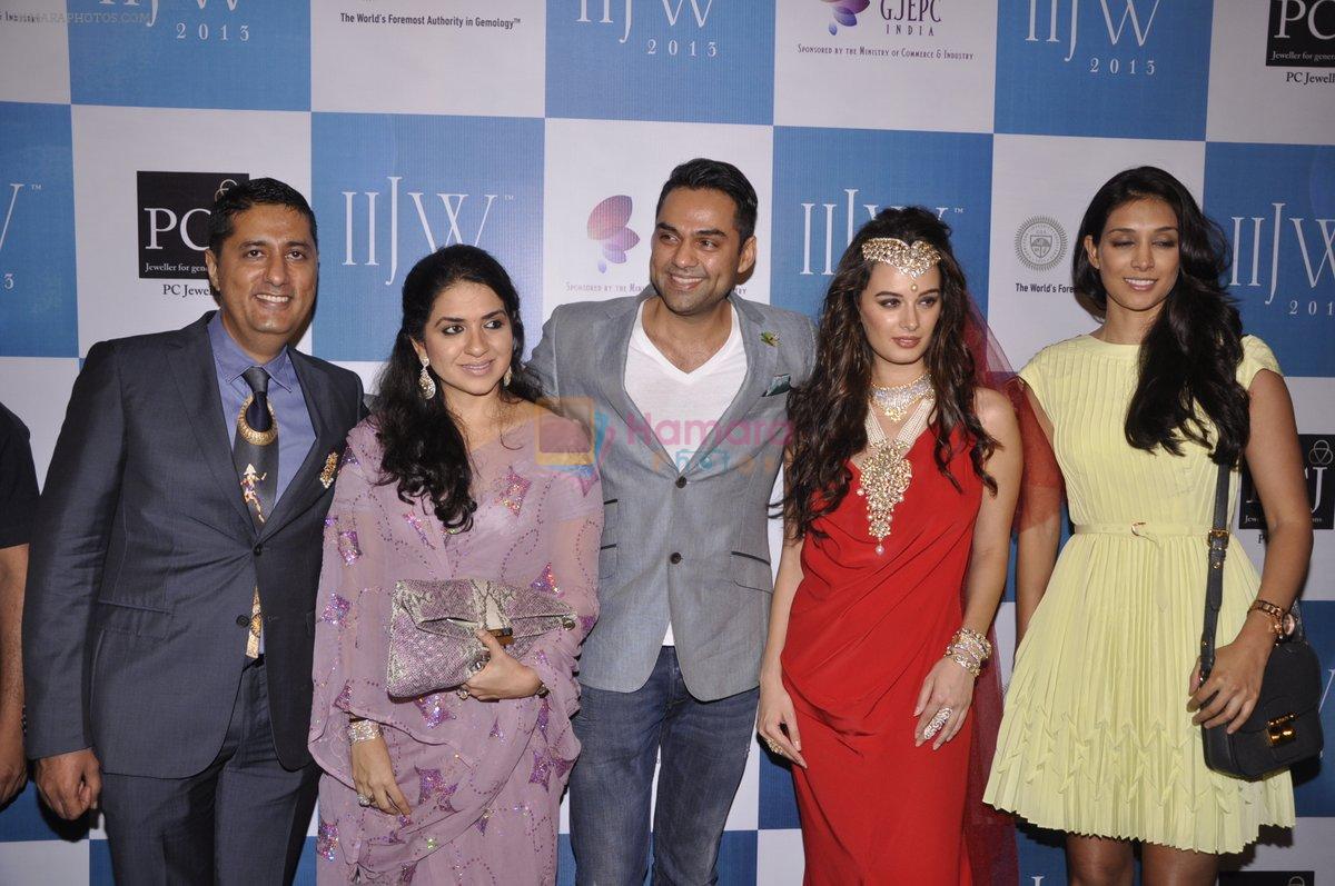 Abhay Deol, Evelyn Sharma, Preeti Desai, Shaina NC at Gehna Show at IIJW 2013 in Mumbai on 4th Aug 2013