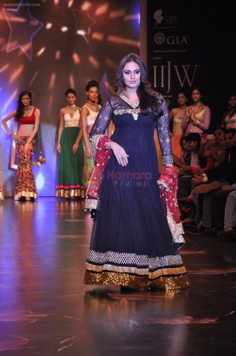 Huma Qureshi walk for Auro Gold show at IIJW 2013 in Mumbai on 4th Aug 2013
