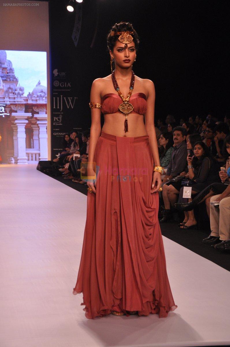 Model walks for Apala by Sumit for IIJW 2013 in  Mumbai on 4th Aug 2013