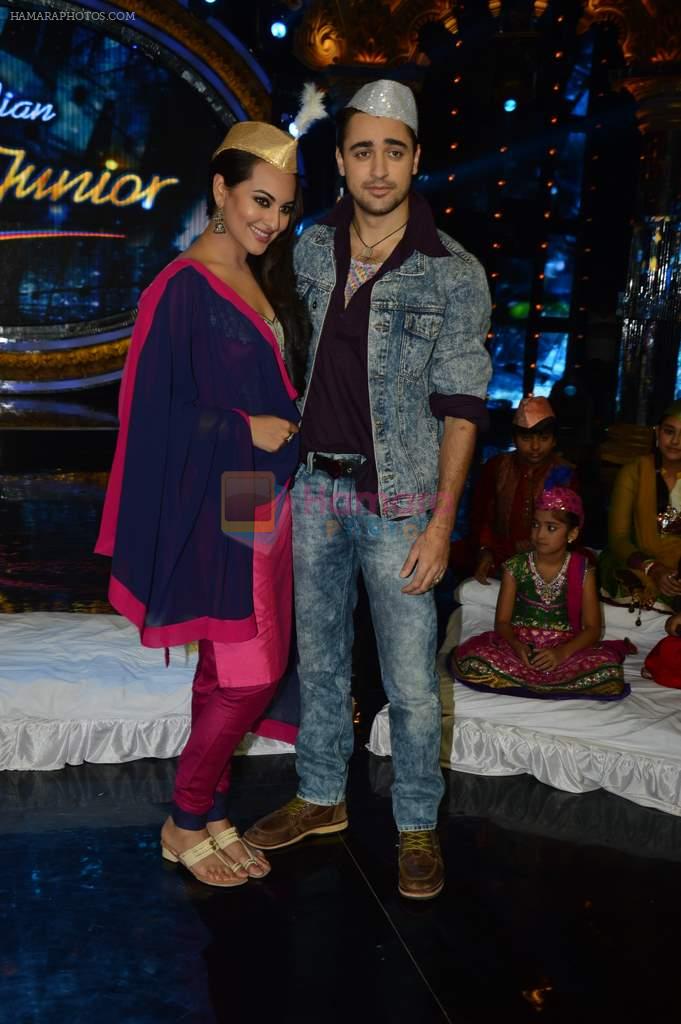 Imran Khan, Sonakshi Sinha on the sets of Indian Idol Junior Eid Special in Mumbai on 4th Aug 2013