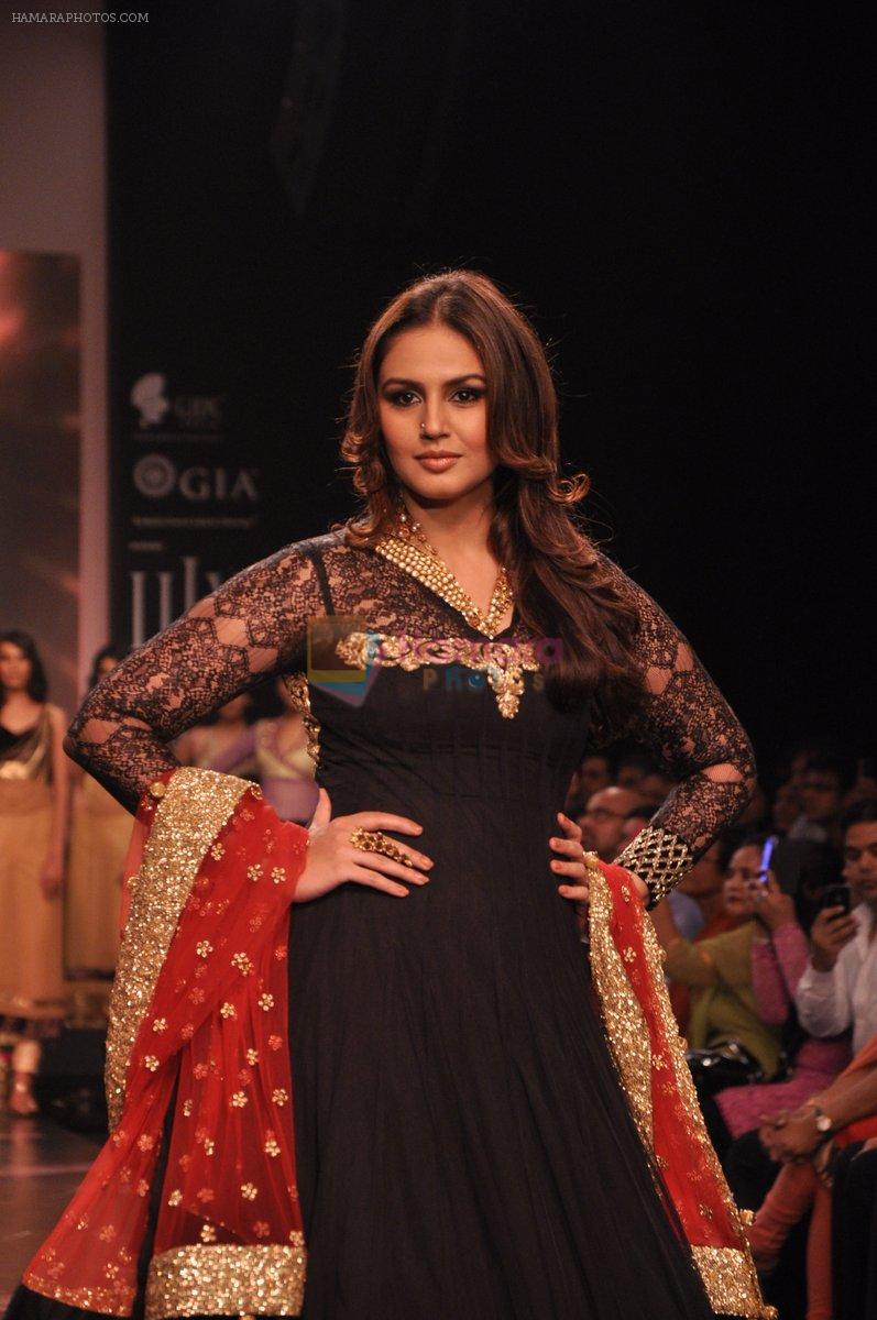 Huma Qureshi walk for Auro Gold show at IIJW 2013 in Mumbai on 4th Aug 2013