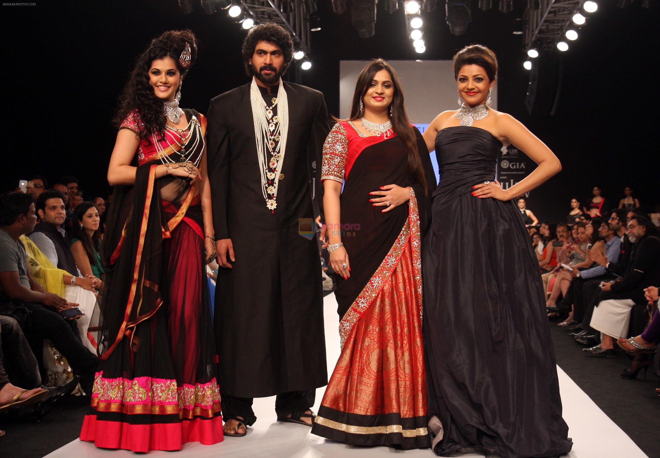 Designer Moni Agarwal with Taapsee Pannu, Rana Daggubati and Kajal Aggarwal on 5th August 2013