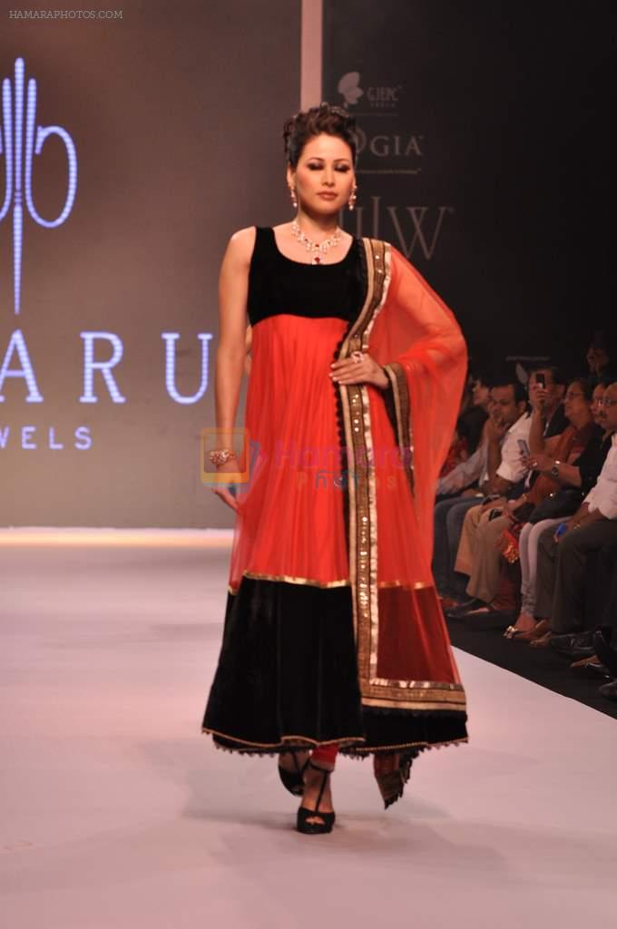 Model walks the ramp for Charu Jewels on Day 3 of IIJW 2013 on 6th Aug 2013