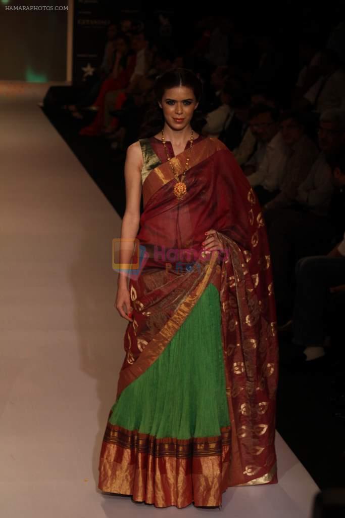 Model walks the ramp for Shringar- House of Mangalsutra on Day 3 of IIJW 2013 on 6th Aug 2013