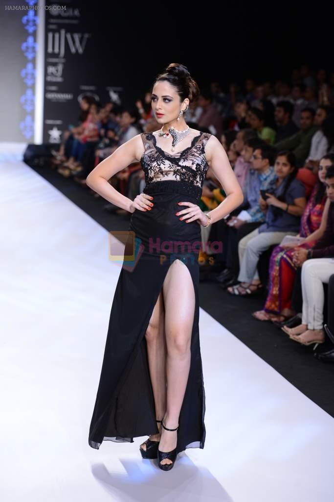 Zoya Afroz walks the ramp for International Gemological Institute on Day 3 of IIJW 2013 on 6th Aug 2013