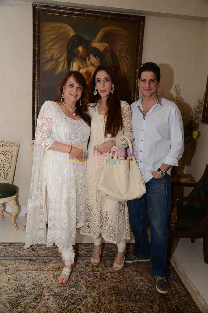 Zarine Khan, DJ Aqeel, Farah Ali Khan at Sanjay and Zareen Khan's Iftar party in Sanjay Khan's Residence, Mumbai on 6th Aug 2013