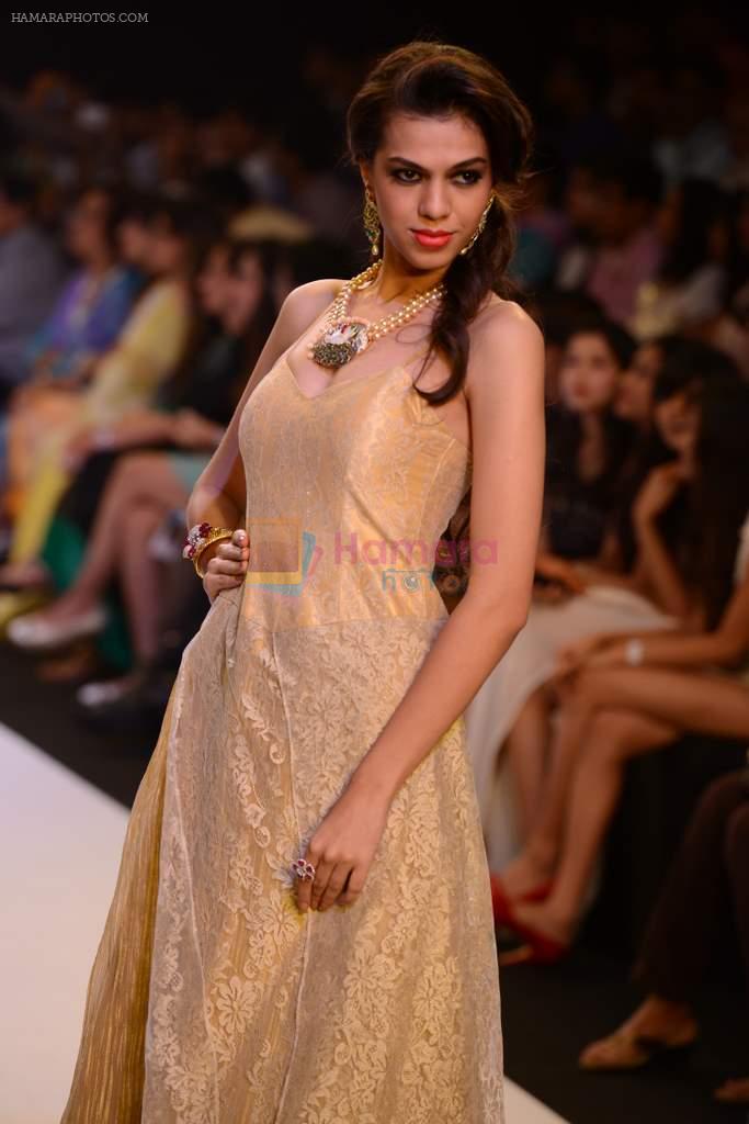 Model walk the ramp for Kashi Jewels on Day 4 of IIJW 2013 on 7th Aug 2013
