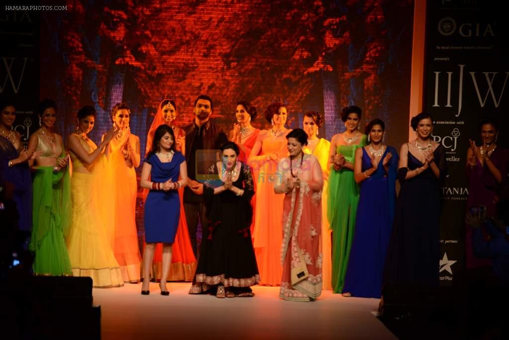 Karisma Kapoor walk the ramp for Kay Jewels on Day 4 of IIJW 2013 on 7th Aug 2013