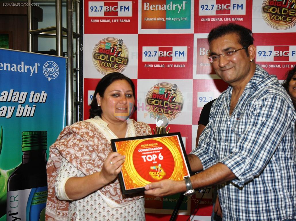 Singer Abhijeet Bhattacharya felicitates Mona Shevade