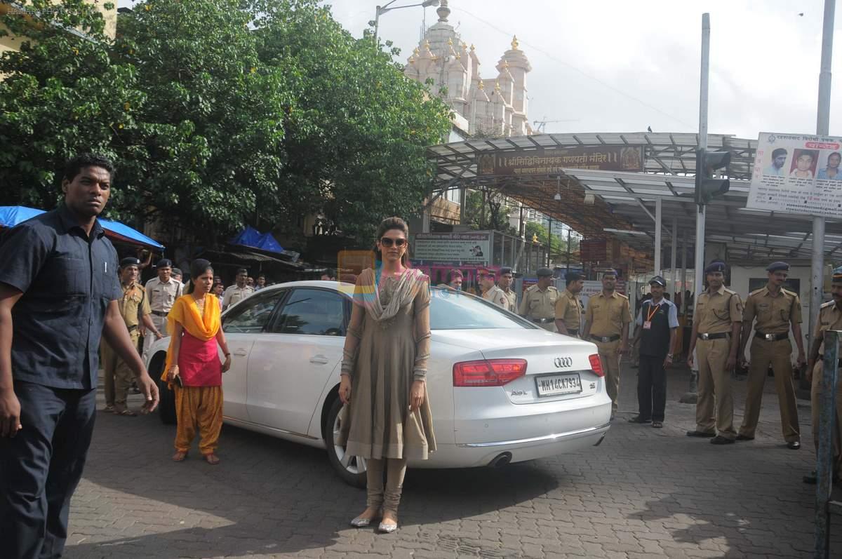 Deepika Padukone visits Siddhivinayak Temple on 8th Aug 2013