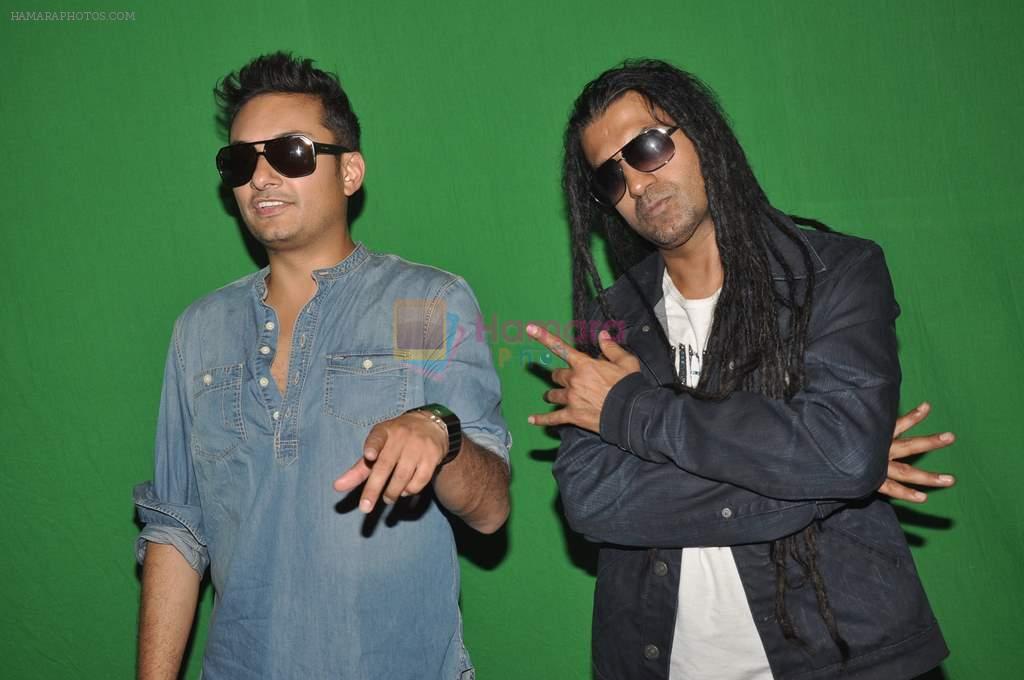 Apache Indian shoots with Raghav for new video in Malad, Mumbai on 10th Aug 2013