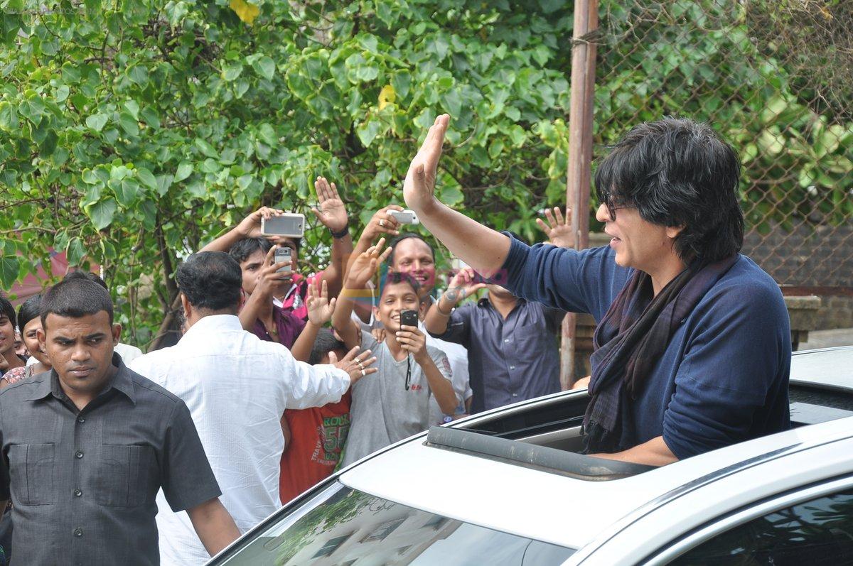Shahrukh Khan leaves Mannat for Chennai Express promotions in Mumbai on 11th Aug 2013
