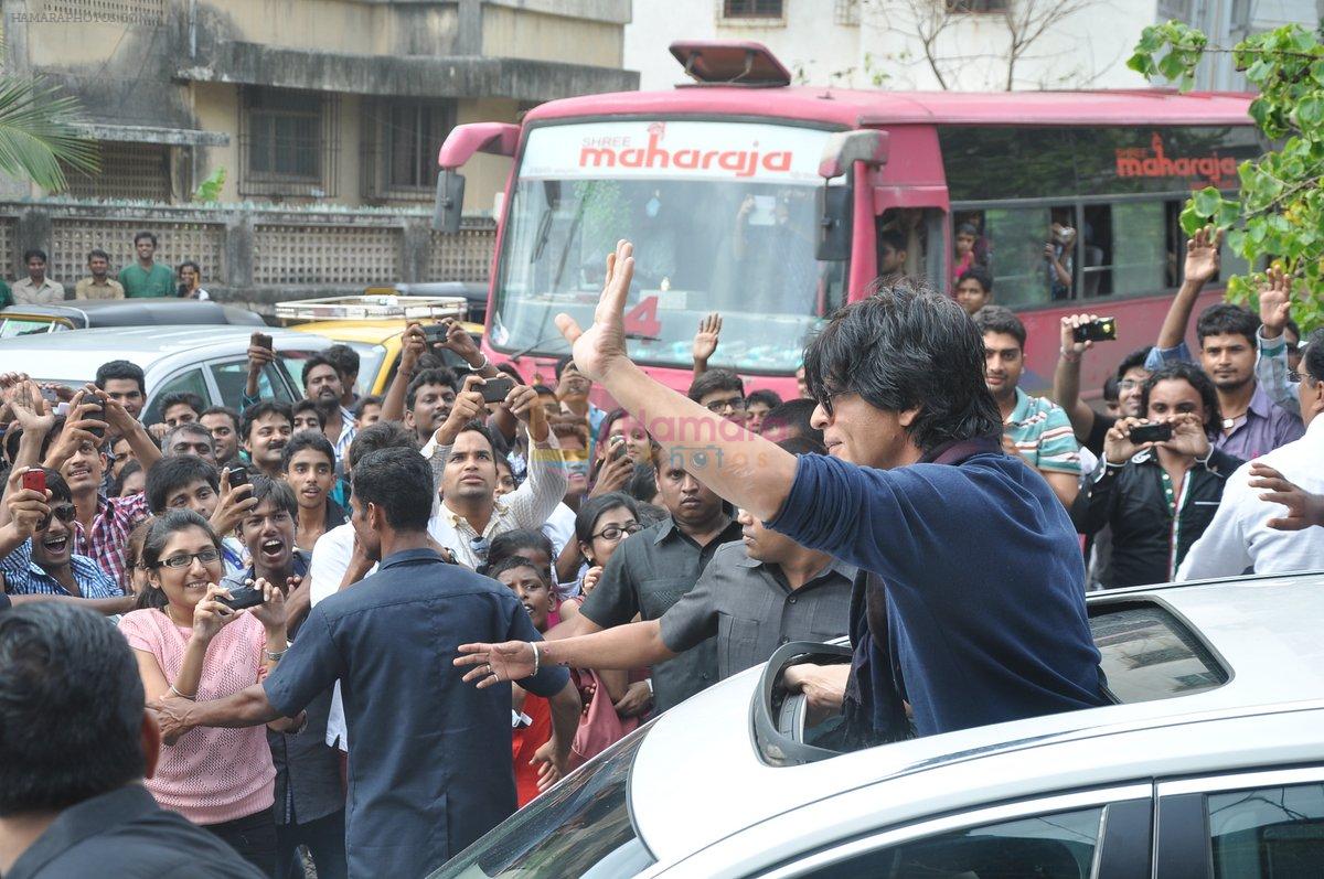 Shahrukh Khan leaves Mannat for Chennai Express promotions in Mumbai on 11th Aug 2013