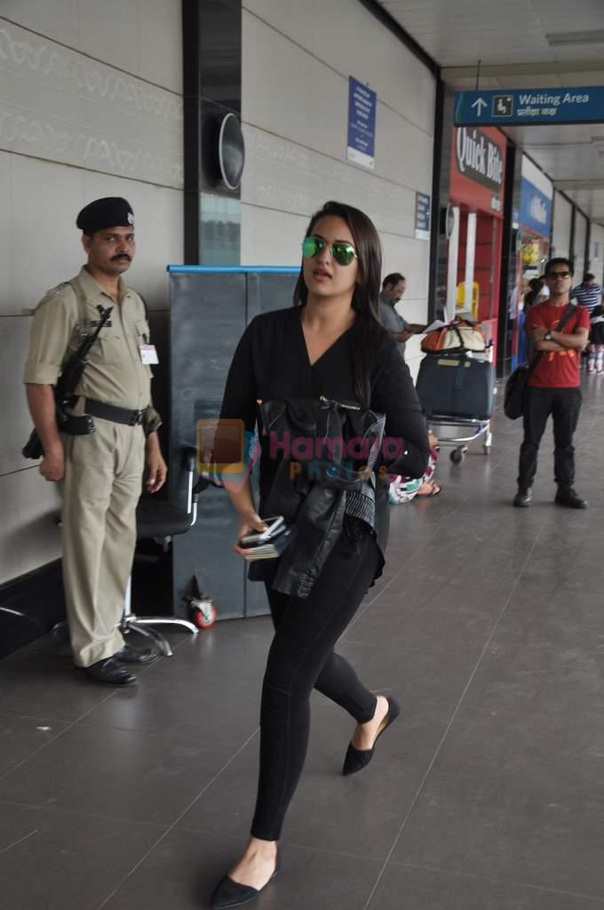 Sonakshi Sinha leave for Dubai to meet Prince Mohammed with the team of Once Upon A Time In Mumbai Dobaara for an Eid dinner on 11th Aug 2013