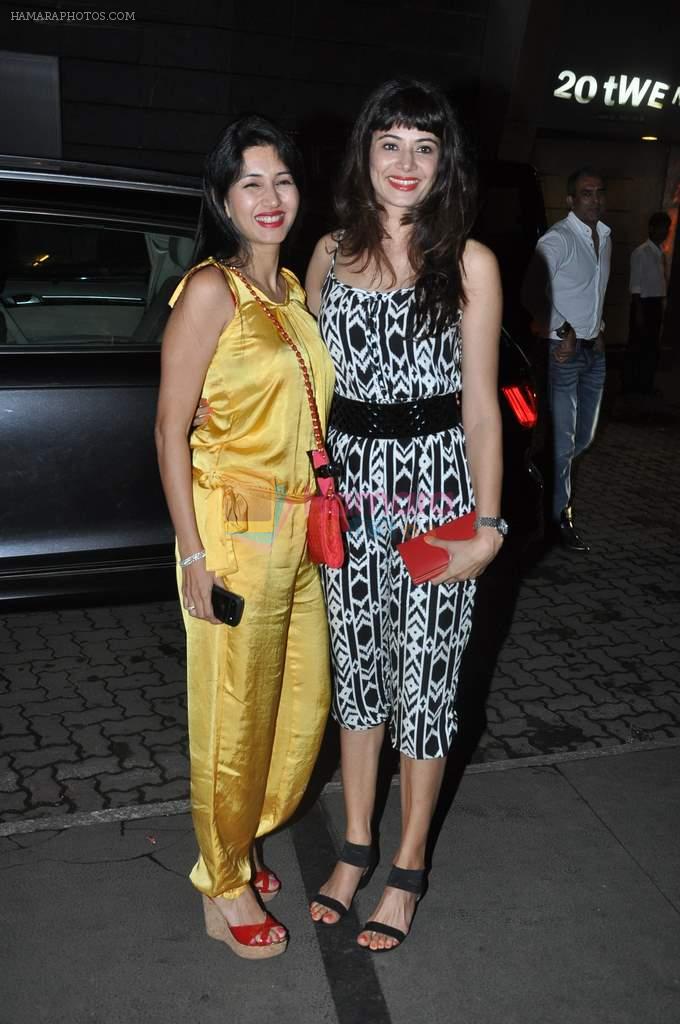 Pooja Batra, Deepti Bhatnagar at Yasmin Morani's bday bash in Escobar, Mumbai on 11th Aug 2013