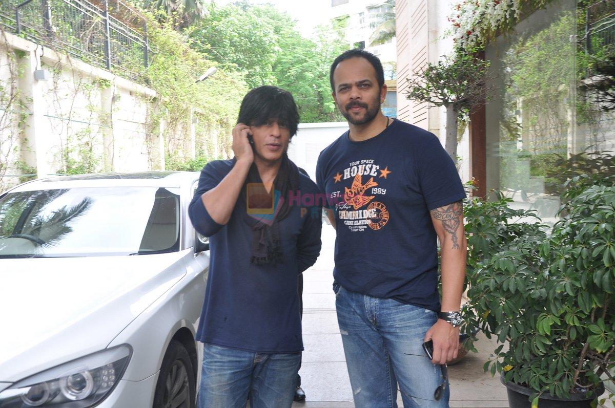 Shahrukh Khan, Rohit Shetty leaves Mannat for Chennai Express promotions in Mumbai on 11th Aug 2013