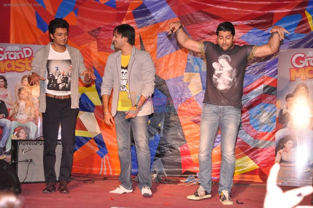 Riteish, Vivek, Aftab at Grand Masti promotions in Malhar, Mumbai on 17th Aug 2013