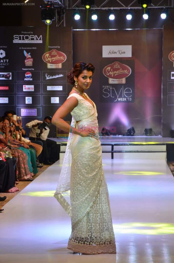 Mugdha Godse walk the ramp for Aslam Khan at the Signature Premier Pune Style Week 2013 on 19th Aug 2013