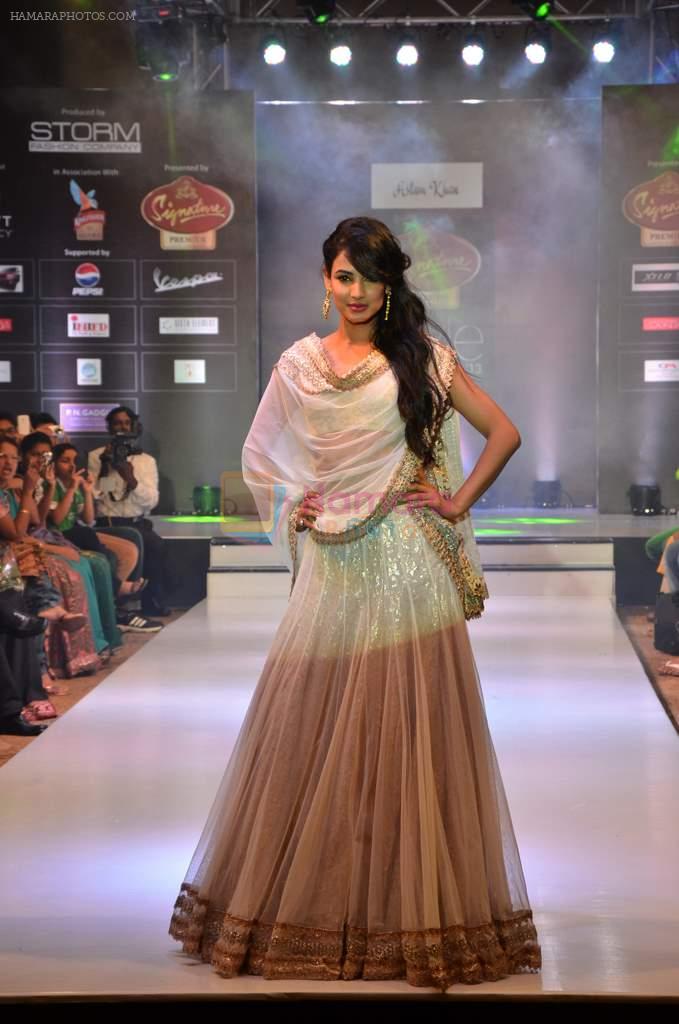 Sonal Chauhan walk the ramp for Aslam Khan at the Signature Premier Pune Style Week 2013 on 19th Aug 2013