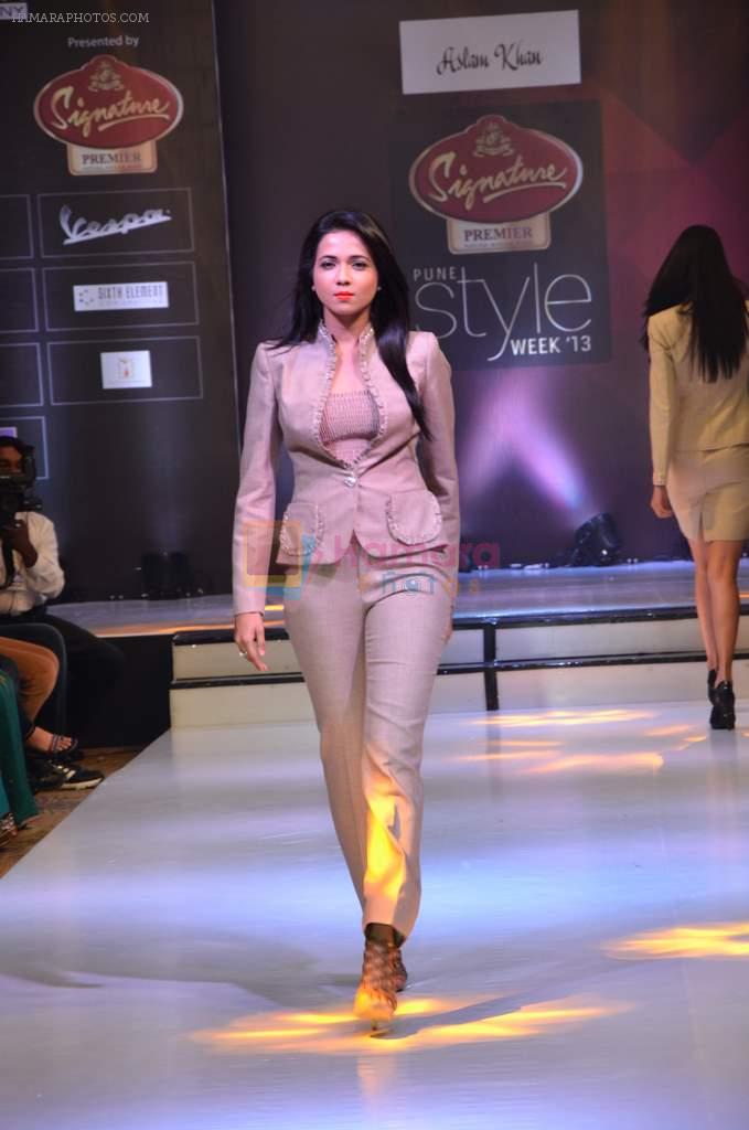 Model walk the ramp for Aslam Khan at the Signature Premier Pune Style Week 2013 on 19th Aug 2013