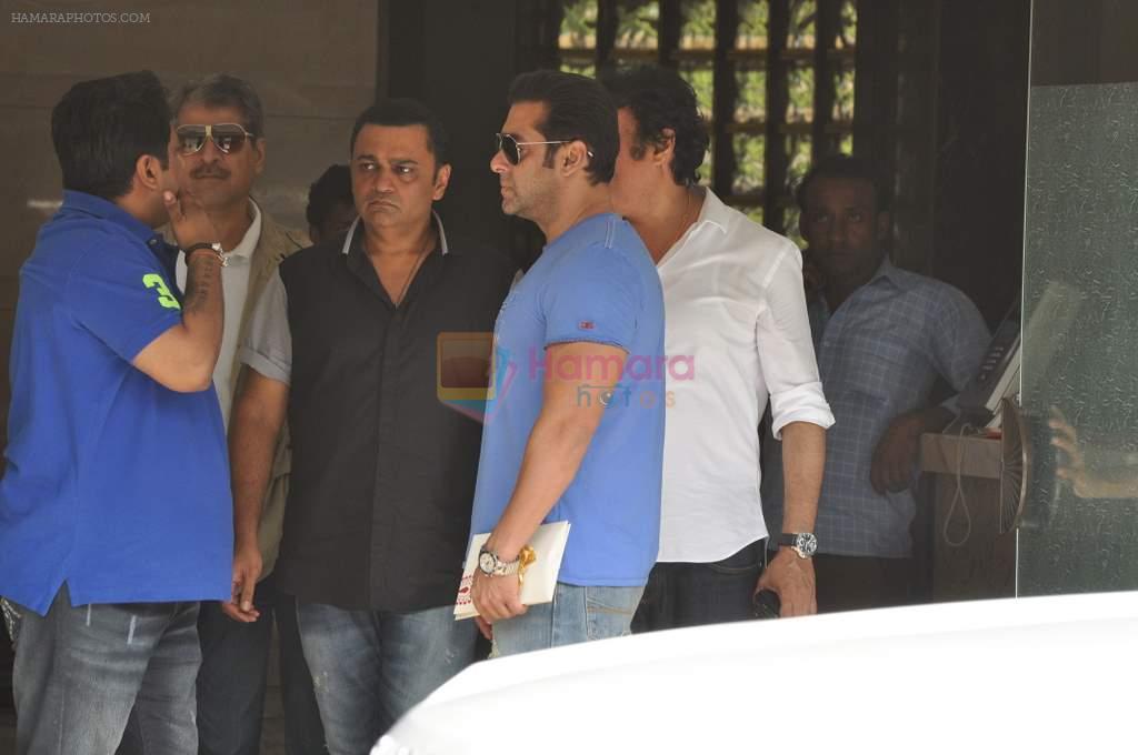 Salman Khan snapped with family in Mumbai on 20th Aug 2013