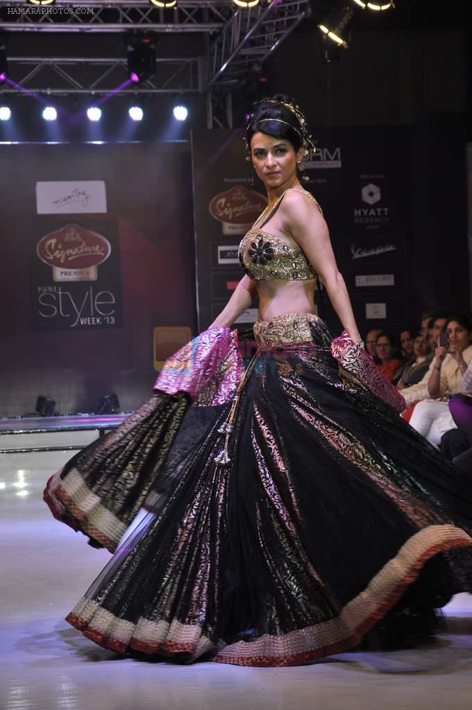 Anaida walk the ramp for Mumtaz Khan at the Signature Premier Pune Style Week 2013 on 19th Aug 2013