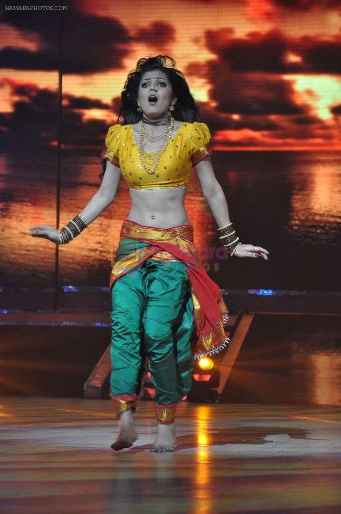 Drashti Dhami on the sets of Jhalak Dikhla Jaa 6 on 20th Aug 2013,1