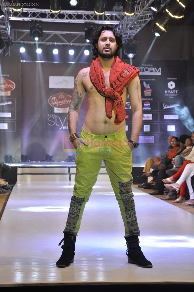 Model walk the ramp for Mumtaz Khan at the Signature Premier Pune Style Week 2013 on 19th Aug 2013