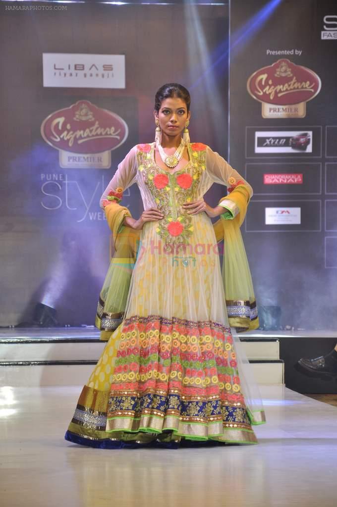 Model walk the ramp for Riyaz Gangji at the Signature Premier Pune Style Week 2013 on 19th Aug 2013