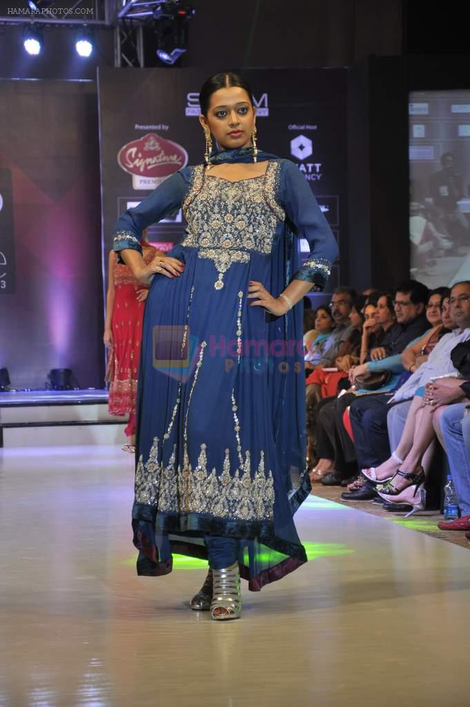Model walk the ramp for Gulnaz Amin at the Signature Premier Pune Style Week 2013 on 19th Aug 2013