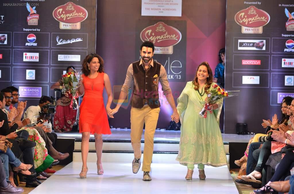Sandip Soparkar walk the ramp for Women's Achievers Award at the Signature Premier Pune Style Week 2013 on 19th Aug 2013
