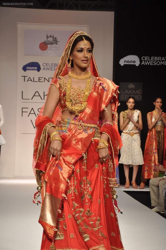 Sonali Bendre walk the ramp for Talent Box Hrishitaa Chaterjee Deshpande show at LFW 2013 Day 2 in Grand Haytt on 24th Aug 2013