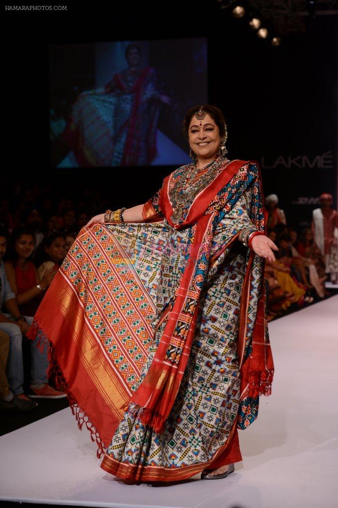 Kiron Kher walk the ramp for Gaurang show at LFW 2013 Day 4 in Grand Haytt, Mumbai on 26th Aug 2013