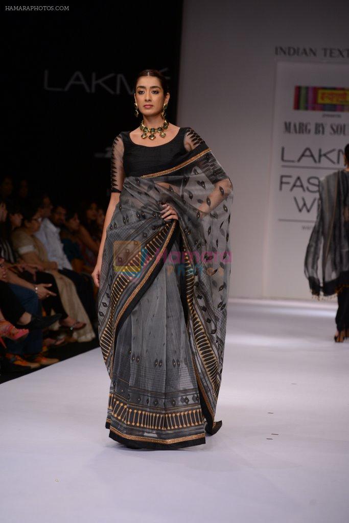 Model walk the ramp for Soumitra Mondal show at LFW 2013 Day 4 in Grand Haytt, Mumbai on 26th Aug 2013