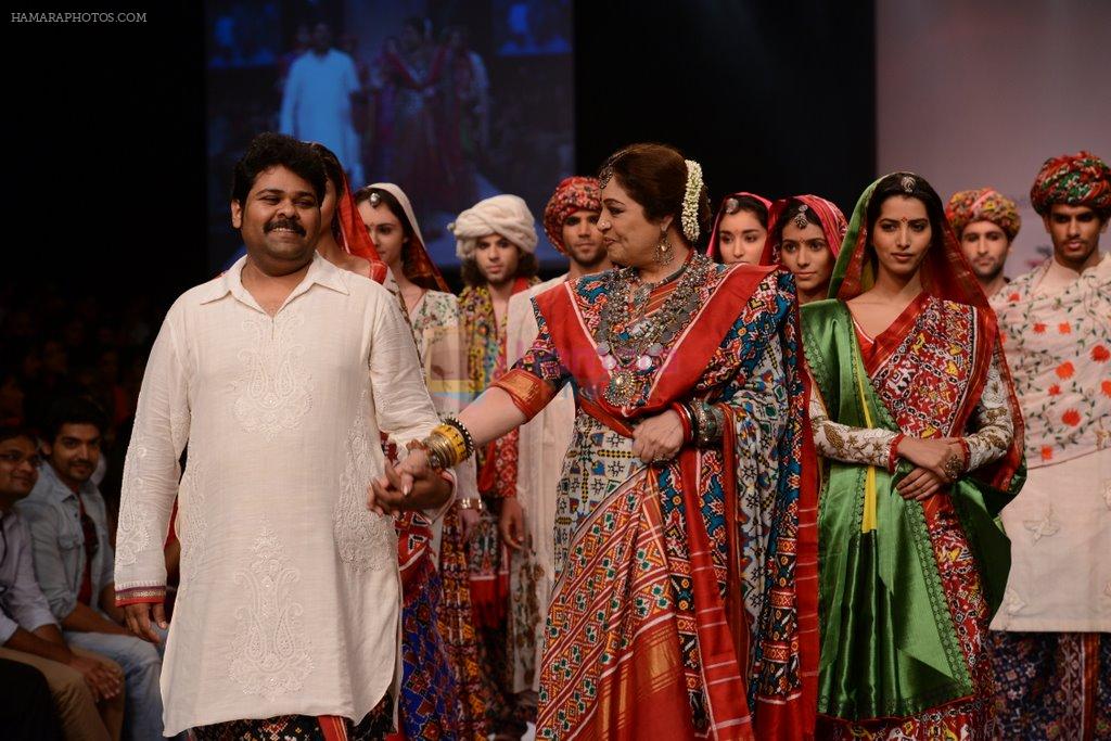 Kiron Kher walk the ramp for Gaurang show at LFW 2013 Day 4 in Grand Haytt, Mumbai on 26th Aug 2013