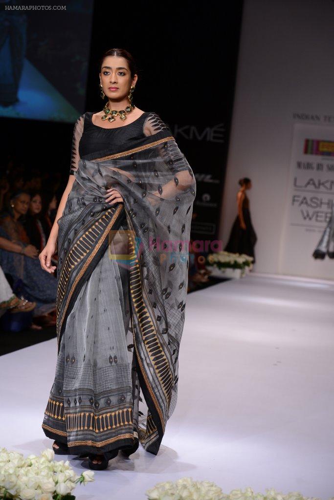 Model walk the ramp for Soumitra Mondal show at LFW 2013 Day 4 in Grand Haytt, Mumbai on 26th Aug 2013