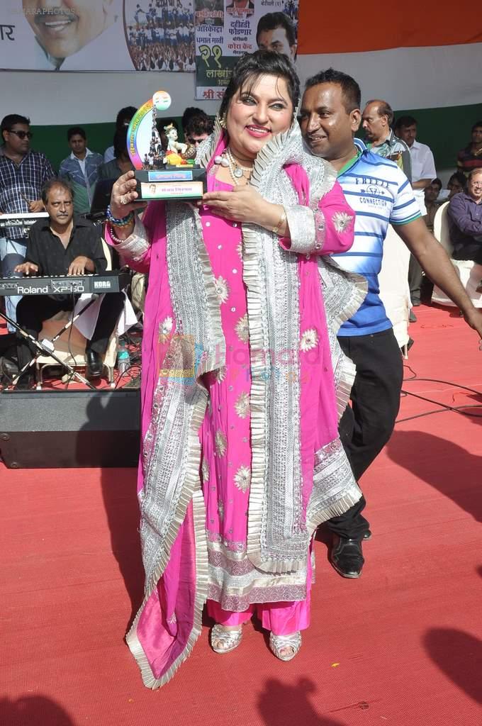 Dolly Bindra at Borivli dahi handi in Borivli, Mumbai on 29th Aug 2013