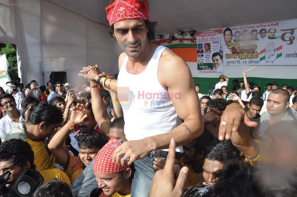 Arjun Rampal at Borivli dahi handi in Borivli, Mumbai on 29th Aug 2013