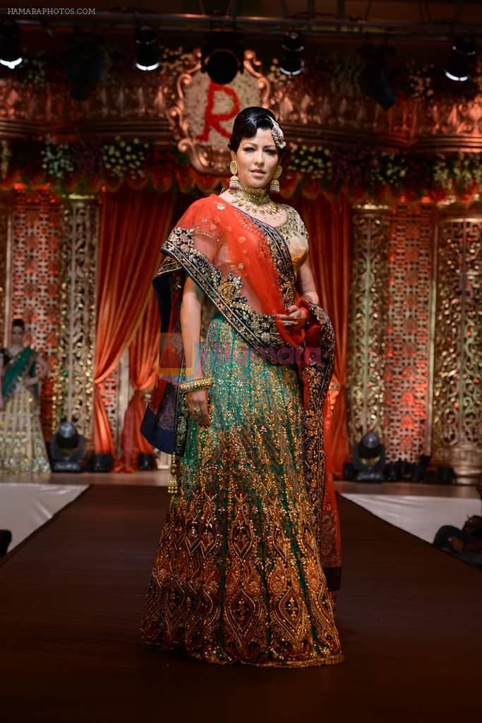 Aditi Govitrikar walks for Renaissance Hotel Bridal showcase presented by Vikram Phadnis and Jewellery by Golecha Jewellers in Renaissance Hotel, Mumbai on 1st Sept 2013