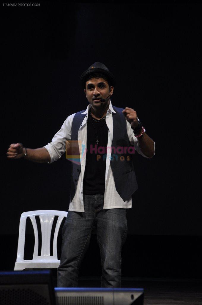 Vir Das rehearses for Battle of Sexes play in Mumbai on 2nd Sept 2013