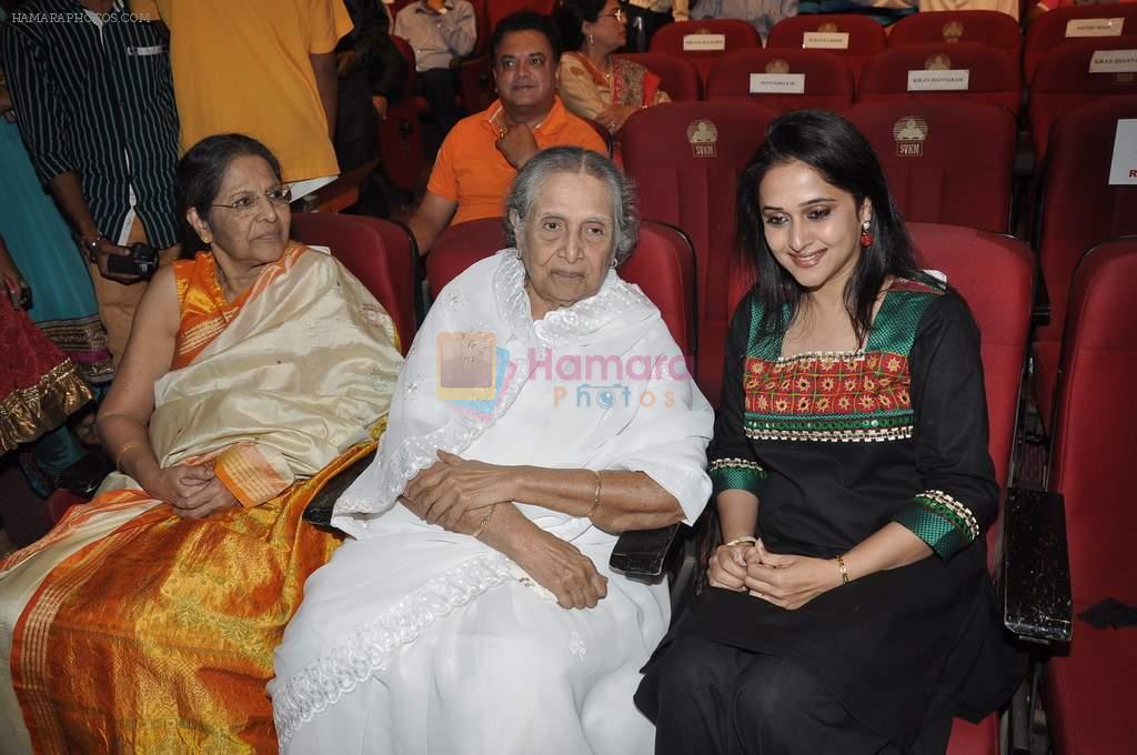 Mrinal Kulkarni at Sachin Pilgaonkar's 50 years in cinema celebrations in Bhaidas Hall, Mumbai on 5th Sept 2013