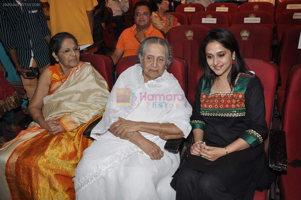 Mrinal Kulkarni at Sachin Pilgaonkar's 50 years in cinema celebrations in Bhaidas Hall, Mumbai on 5th Sept 2013