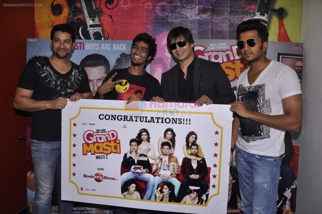 Vivek Oberoi, Ritesh Deshmukh, Aftab Shivdasani at Radio City and Book My show contest winners meet Grand Masti stars in Bandra, Mumbai on 7th Sept 2013