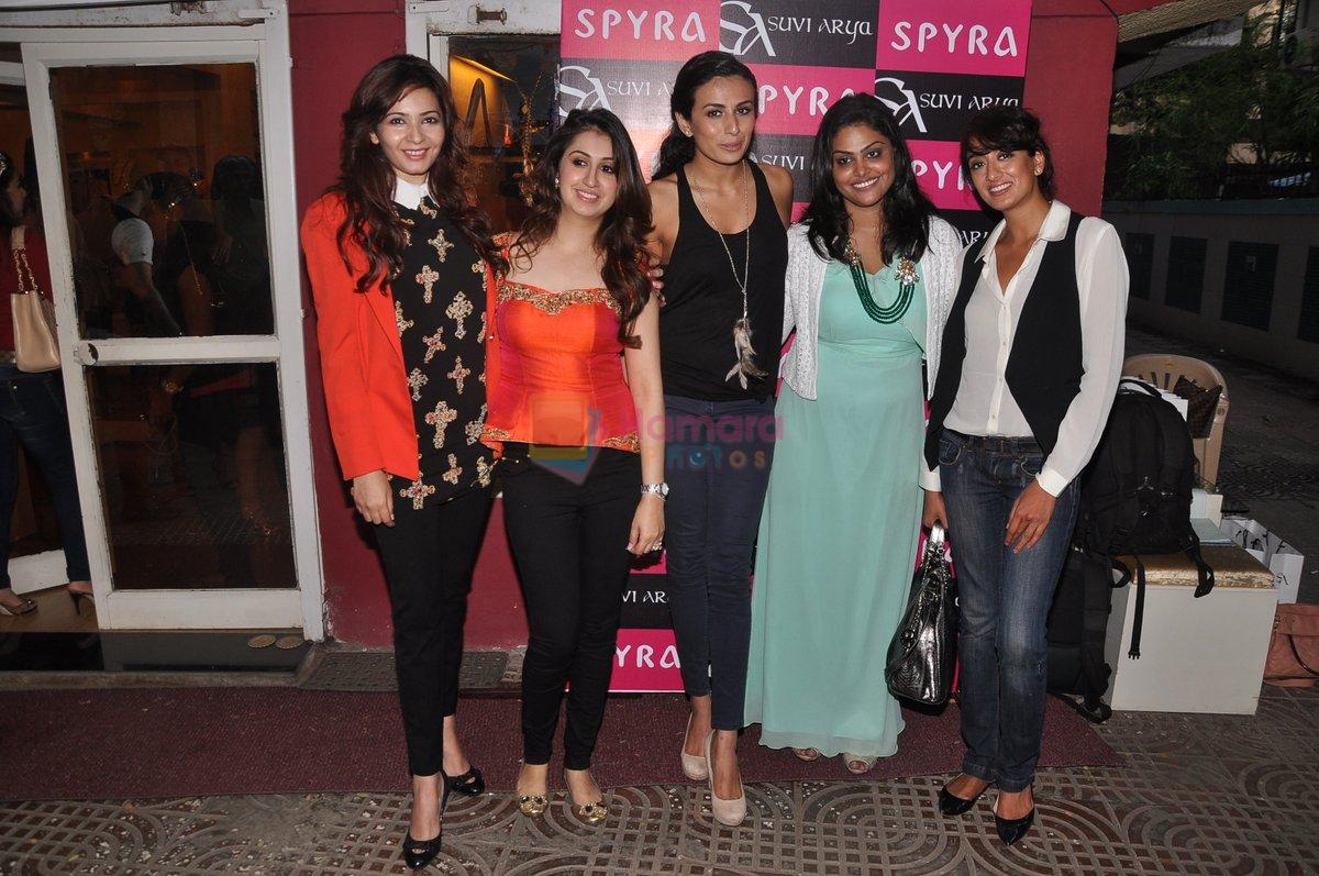 Pia Trivedi, Binal Trivedi, Shonali Nagrani at Suvi - Arya & Spyra's Collection Launch in khar, Mumbai on 7th Sept 2013