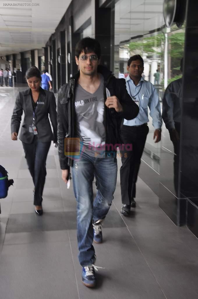Siddharth Malhotra return from Durban in Mumbai Airport on 8th Sept 2013