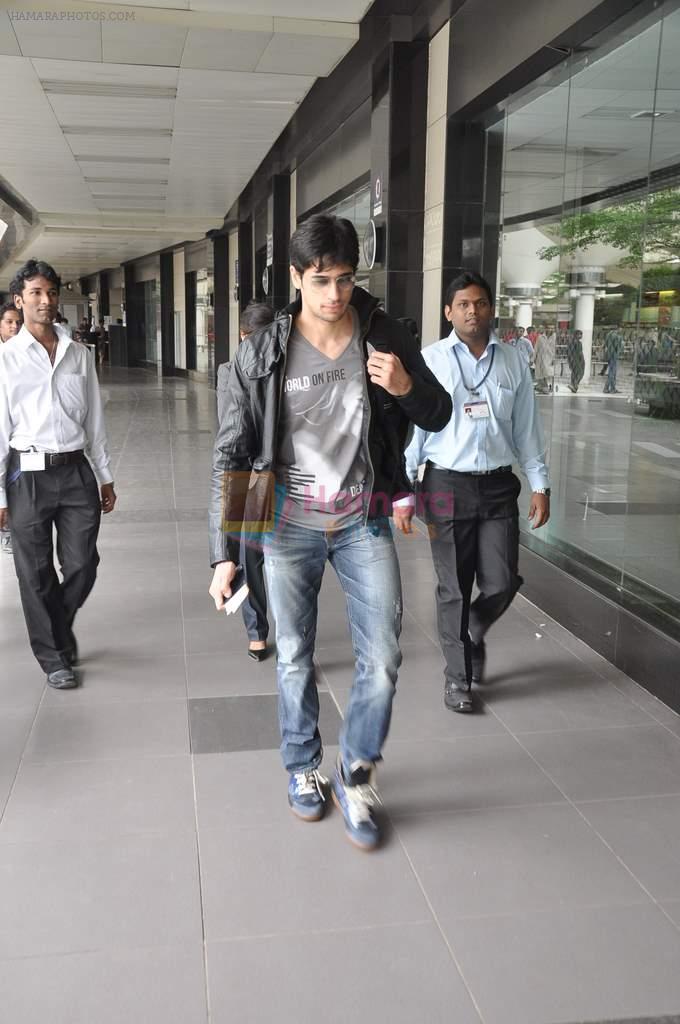 Siddharth Malhotra return from Durban in Mumbai Airport on 8th Sept 2013