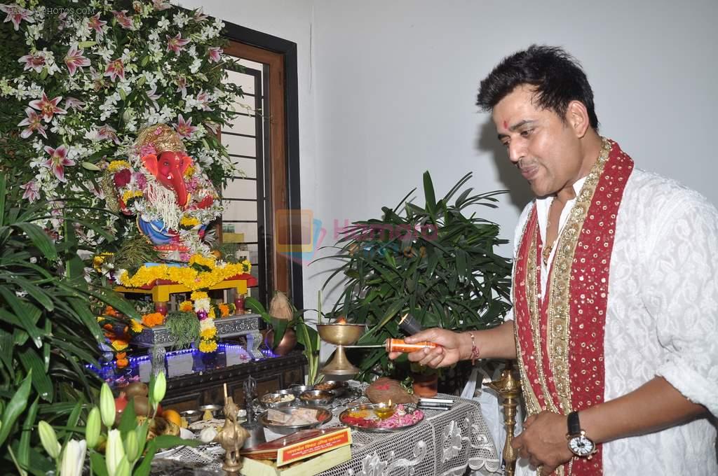 Ravi Kishan celebrate Ganesh Chaturthi in Mumbai on 9th Sept 2013