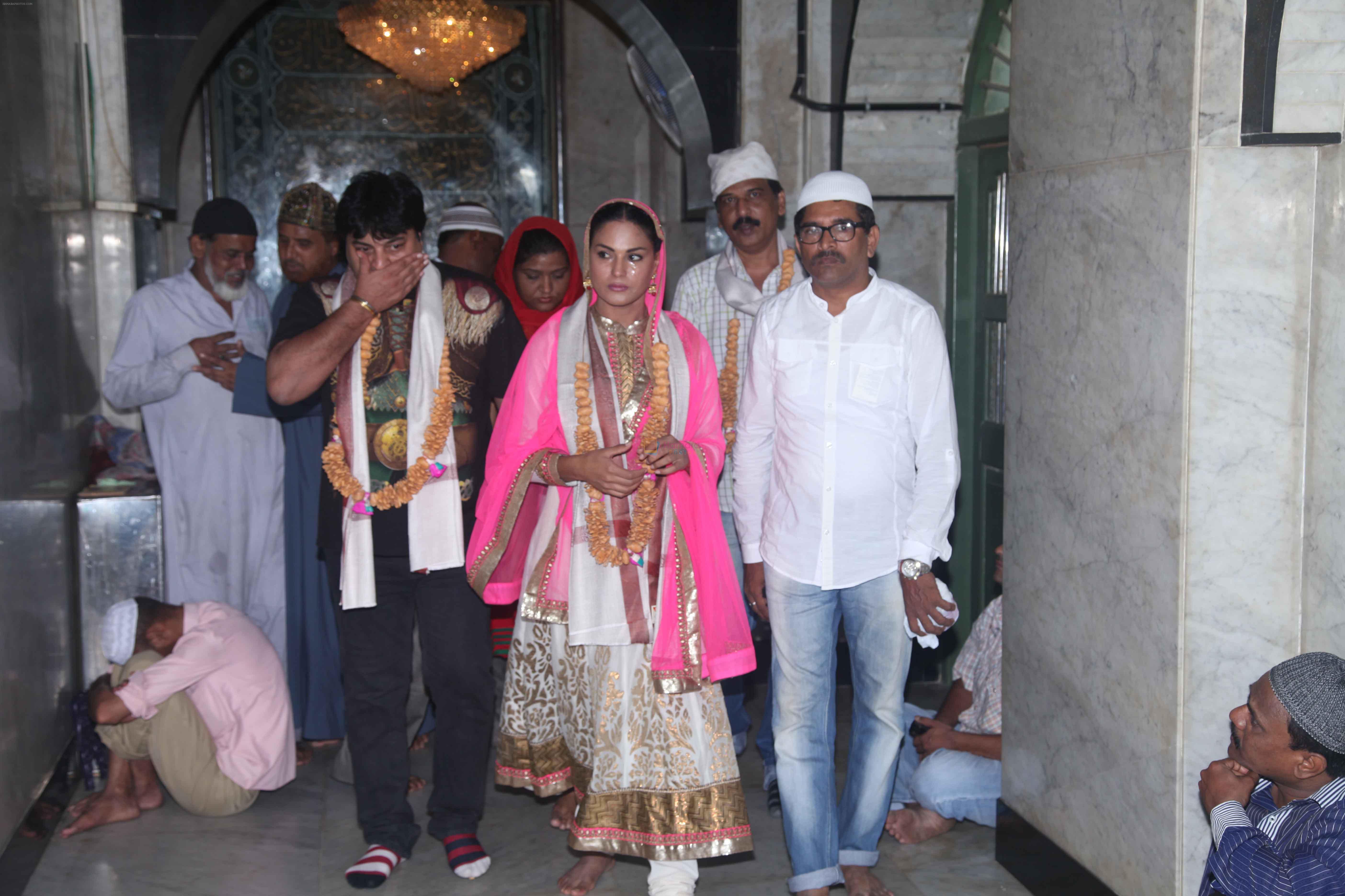 Veena Malik and Ravi Alhawat Visited Mahim Dargah to seek blessing for movie Super Model