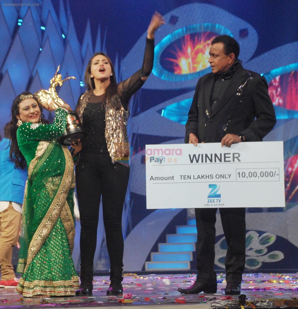 India's first DID Super Mom Mithu Chakraborty received the trophy from Sonakshi Sinha as Mithunda looks on